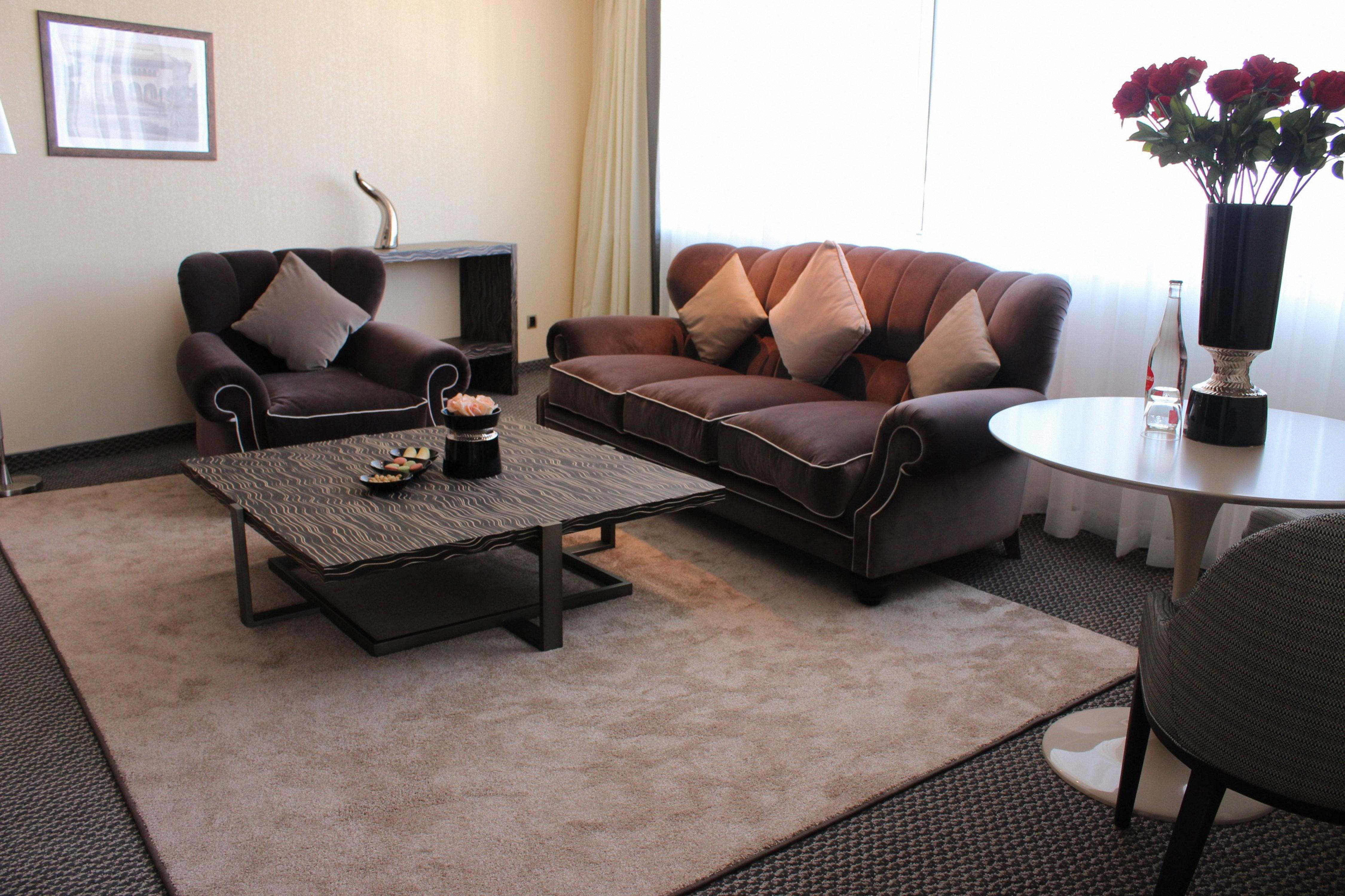 Grand Mogador City Center Casablanca Exterior foto A living room in a hotel