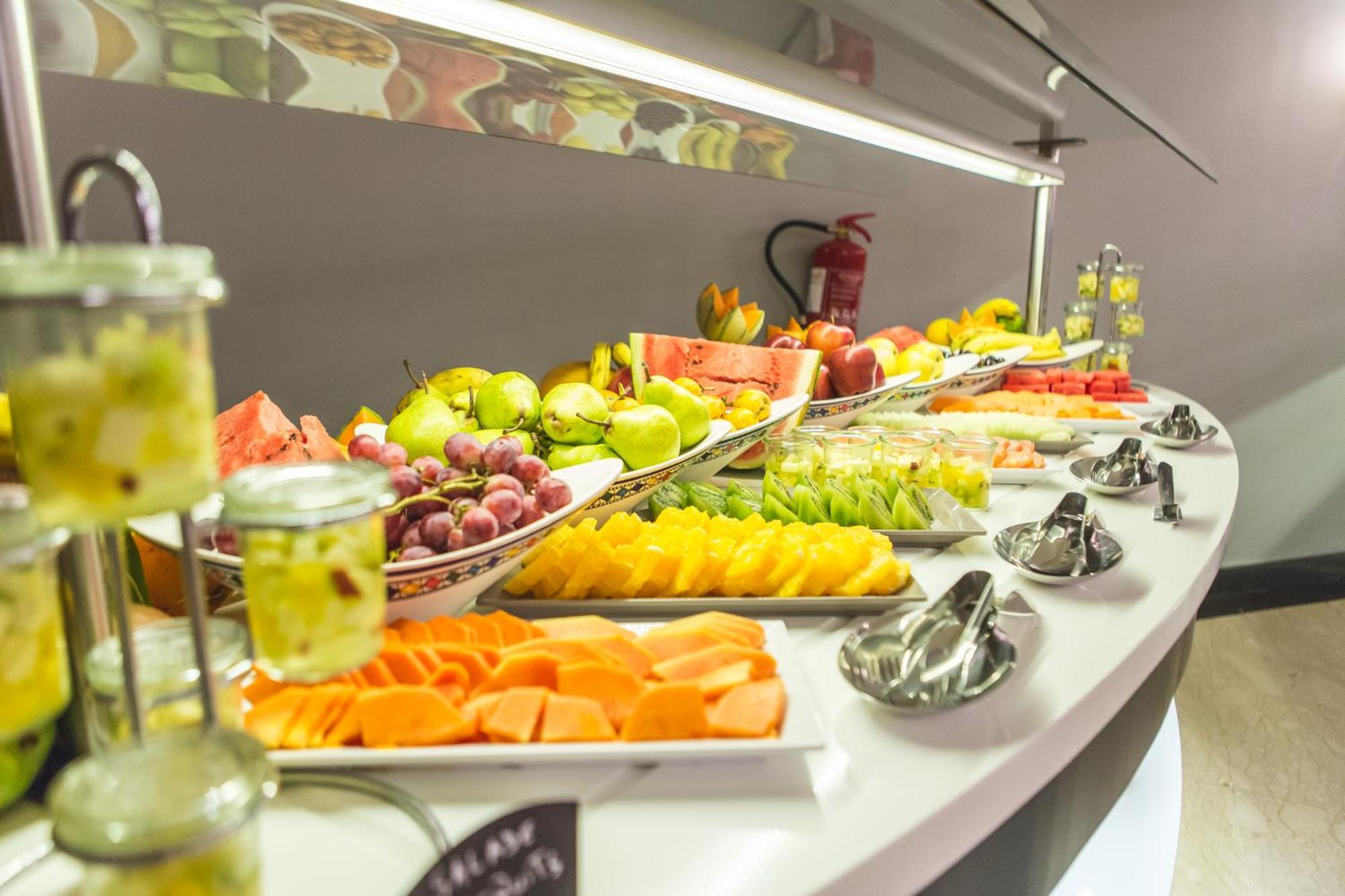 Grand Mogador City Center Casablanca Exterior foto A fruit salad bar