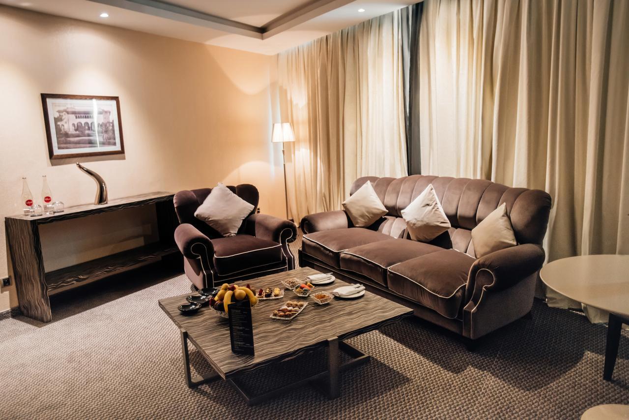 Grand Mogador City Center Casablanca Exterior foto A living room in a suite at the hotel